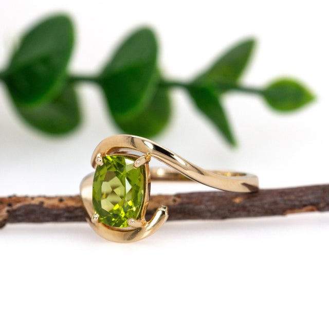 Bypass Shank 2.1cts Peridot Solitaire Ring in Solid 14k Yellow Gold | Cu 9x7mm, Size 6.75 For Sale - Image 4 of 7
