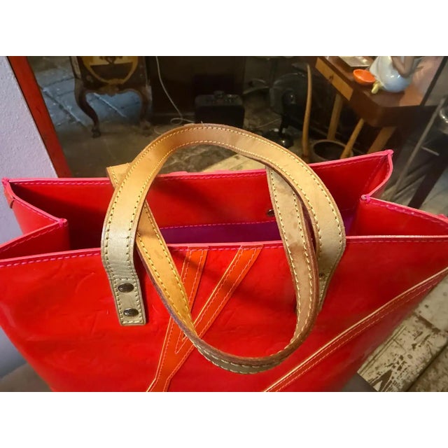 2002 Louis Vuitton Red Vernis Patent Leather Reade Tote Bag by Robert Wilson For Sale - Image 10 of 17