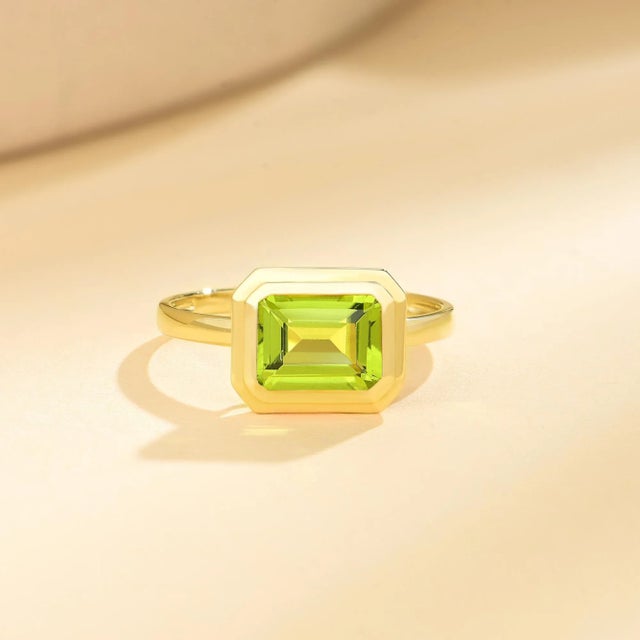Contemporary Kai Bella 2.50ctw Emerald-Cut Peridot East-West Ring, Size 6 in 14k Gold (All Sizes Available) For Sale - Image 3 of 12