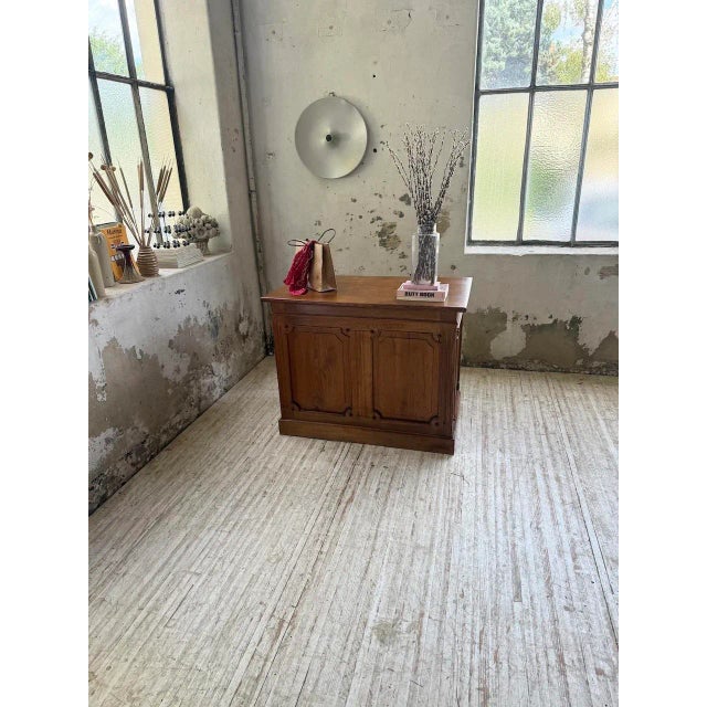 Antique small oak counter from the 1950s. we love its small size, allowing it to fit into tight spaces. paneled on three...