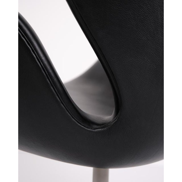 Swan Chair in Black Elegance Leather by Arne Jacobsen for Fritz Hansen, 2002 For Sale - Image 11 of 14