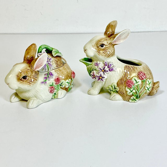 1990s Hollywood Regency Majolica Trompe L’Oeil Flora Bunny Fitz & Floyd Creamer & Sugar - Easter For Sale - Image 15 of 15