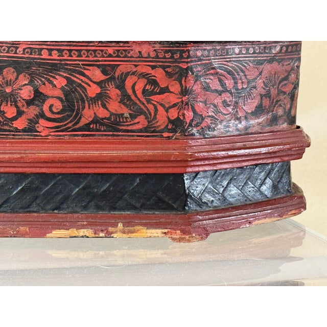 Wood 19th Century Burmese Lacquer Box For Sale - Image 7 of 12