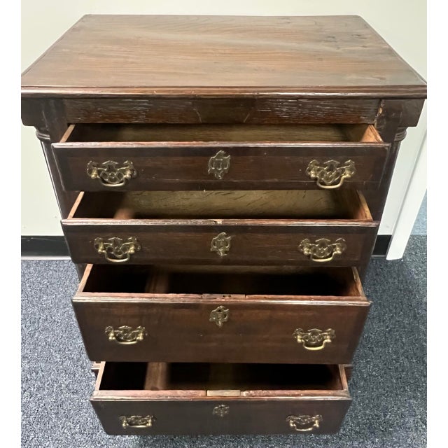 18th Century English Georgian Oak Bachelor’s Chest For Sale In New York - Image 6 of 11