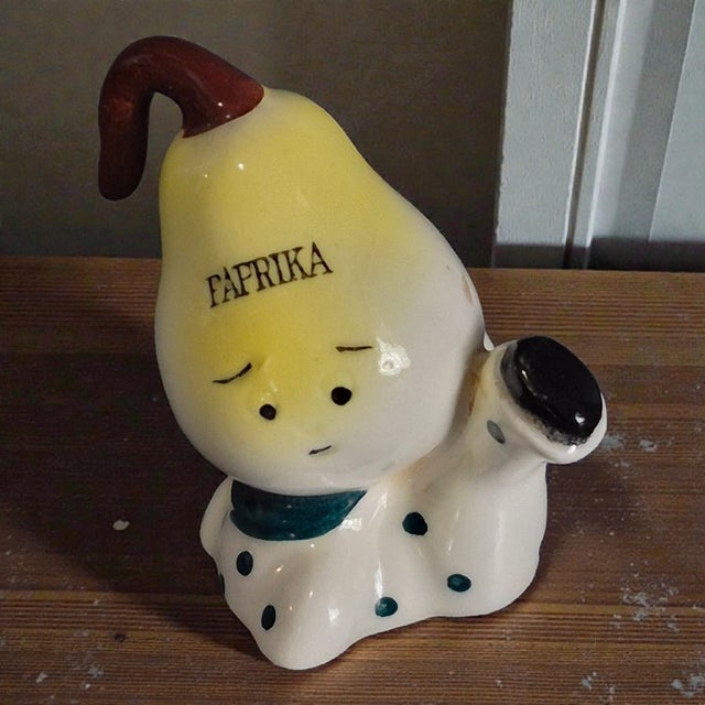 This vintage Anthropomorphic Pear Shaped Paprika Spice Jar Shaker is a charming addition to any kitchen or collector's...