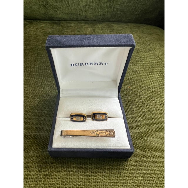 Vintage Burberry Gold Plate Cufflinks&Tie Clip In Original Case, "Circa 1970s" For Sale In New York - Image 6 of 18