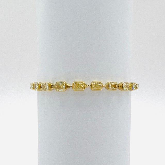Light Yellow Radiant East to West Bezel Bracelet in 18k Yellow Gold For Sale - Image 4 of 8
