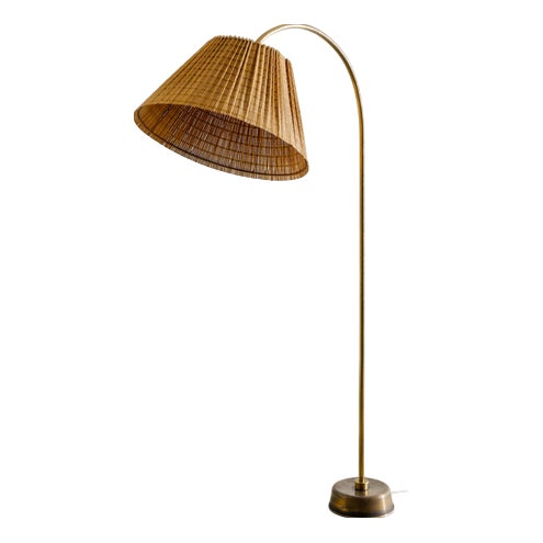 Early Finnish Mid Century Floor Lamp in Brass with a Pine Straw Shade attributed to Paavo Tynell, 1940s For Sale
