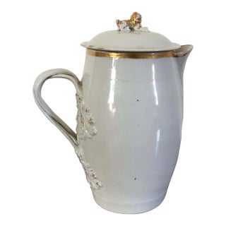 Large Antique Early 19th Century Chinese Export Porcelain Cider Jug Pitcher in White and Gold With Strap Handle & Kylin Tiger Foo Dog Finial 1810 For Sale
