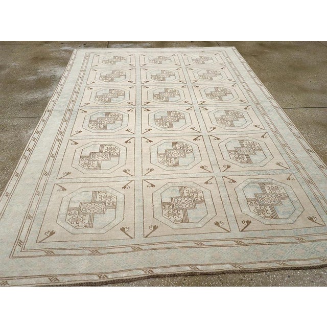 Galerie Shabab Collection Mid-20th Century Turkish Anatolian Accent Rug For Sale In New York - Image 6 of 8