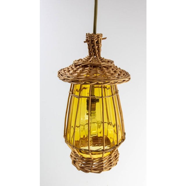 1970s French Ceiling Pendant in Yellow Glass & Wicker Chandelier, 1970s For Sale - Image 5 of 10