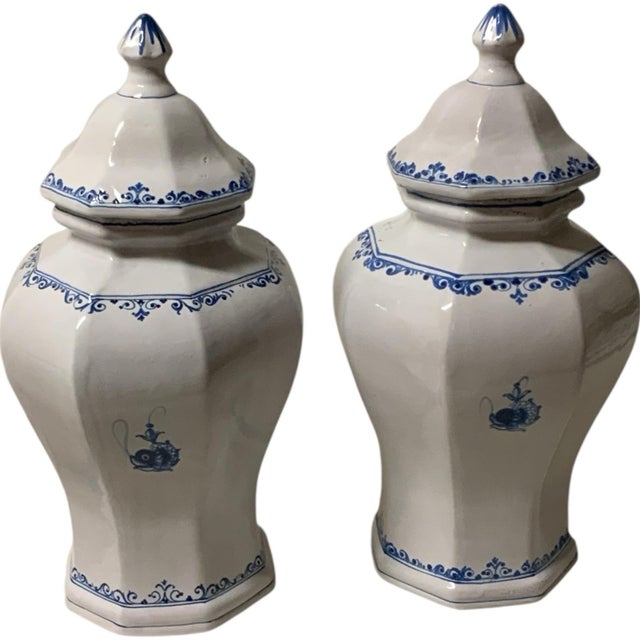 Gumps Vintage 3-Piece Italian Majolica Centerpiece Set for Gump's Blue & White Tulipiere, Platter & Matching Pair of Lidded Ginger Jars Italy 1970s-1980s For Sale - Image 4 of 12