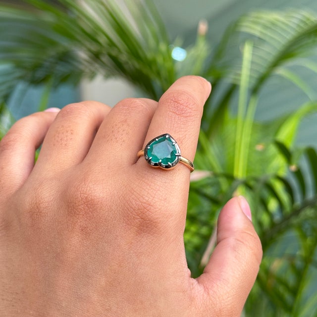 Georgian Era Inspired Button Back Set 2.37 Ct Emerald Heart Ring Size 6 in 18k Gold For Sale - Image 12 of 17