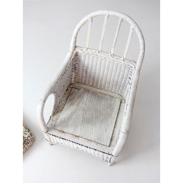 Antique White Wicker Lounge Chair With Floral Cushions For Sale - Image 13 of 17