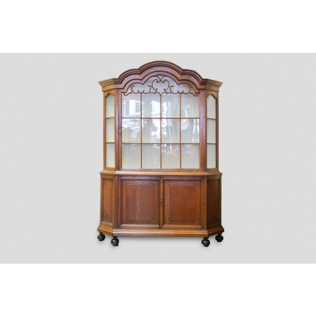 Beautiful 18th century Dutch rococo period Book cabinet, Vitrine in original patina. Cabinet for a plate display or...