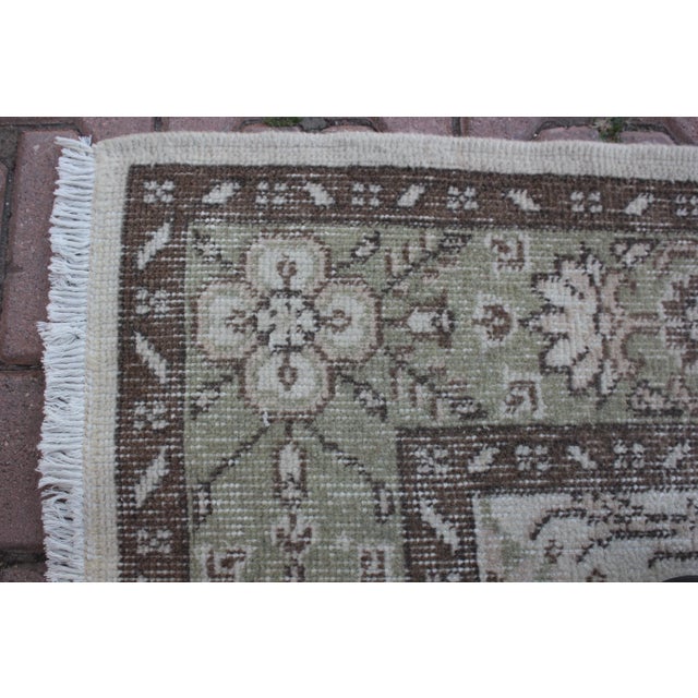 1970s Mid-Century Modern Art Deco Turkish Vintage Floral Beige Oushak Area Rug For Sale In Sacramento - Image 6 of 13