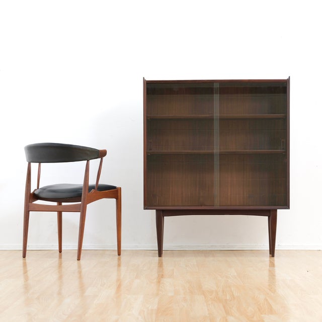 Designed by Dalescraft, this elegant mid-century display cabinet is crafted with clean architectural lines and tapered...
