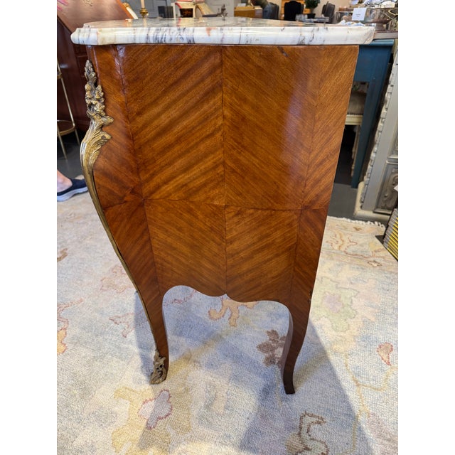 2000s Vintage French Provincial Walnut and Fruitwood Bombe Commode For Sale In Boston - Image 6 of 12