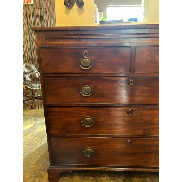 Traditional Antique English Georgian Chest of Drawers With Pull Out Tray. For Sale - Image 3 of 8