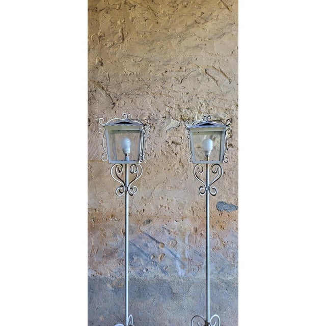 Pair of indoor/outdoor floor lamps in white lacquered wrought iron. Circa 1950-60 Height 171 cm Encroachment 54/55 cm In...