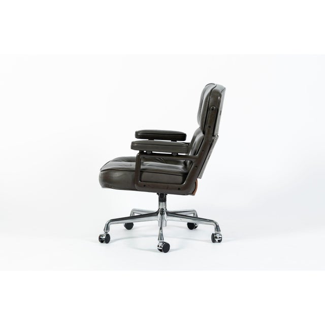 Mid-Century Modern Eames Time Life Executive Lobby Chair for Herman Miller, Gray Leather Office Desk Chair, 1988 For Sale - Image 3 of 18