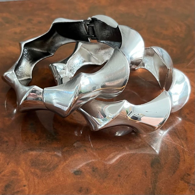 Metal Contrasting Pinched Wave Silver Tone Hinged Bangle Set Sculptural For Sale - Image 7 of 9