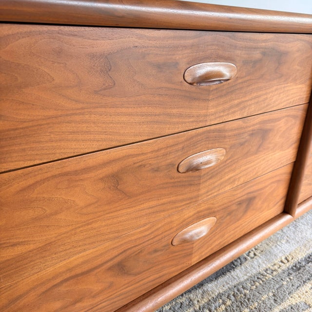 Mid-Century Modern 1960s Freshly Refinished Widdicomb Mid-Century Modern 6-Drawer Walnut Dresser – MCM Beauty! For Sale - Image 3 of 9