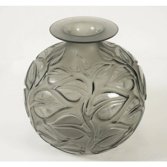 - Frosted glass decorated with large leaves - On recessed thick stems under a flat and widening rim - Sophora model...