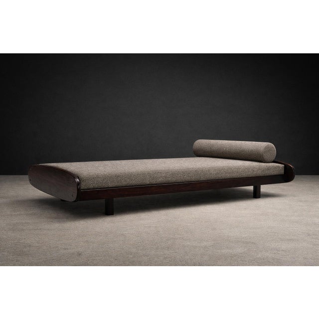 Taupe Sergio Rodrigues Rosewood Daybed in Taupe Boucle, Brazil, 1960s For Sale - Image 8 of 17