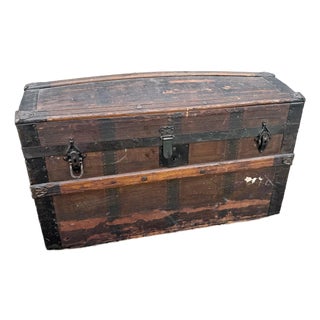 Late 19th Century SHR Trade Co Wooden Barrel-Top Steamer Trunk For Sale
