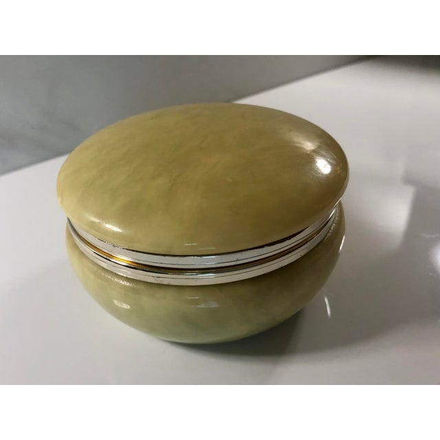 Mid 20th Century Round Hinged Italian Box in Alabaster For Sale - Image 6 of 8