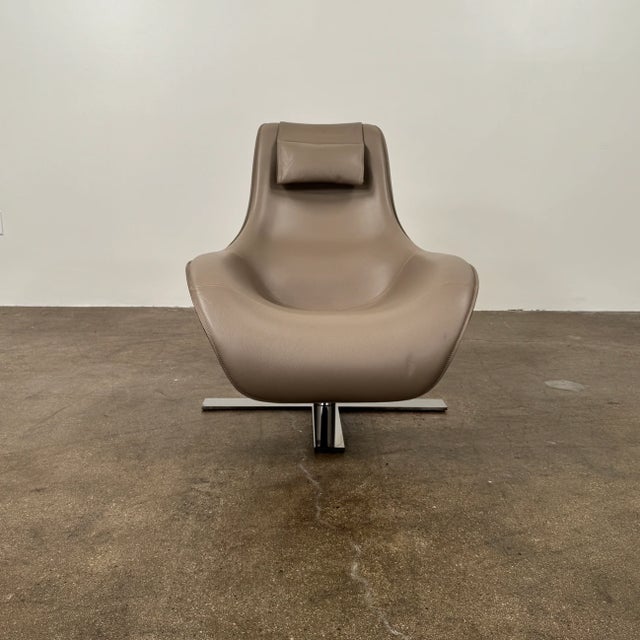 The unique and sensual shape of the ‘Mart’ chair conveys a sense of fluidity and relaxation. Made to address the shape of...