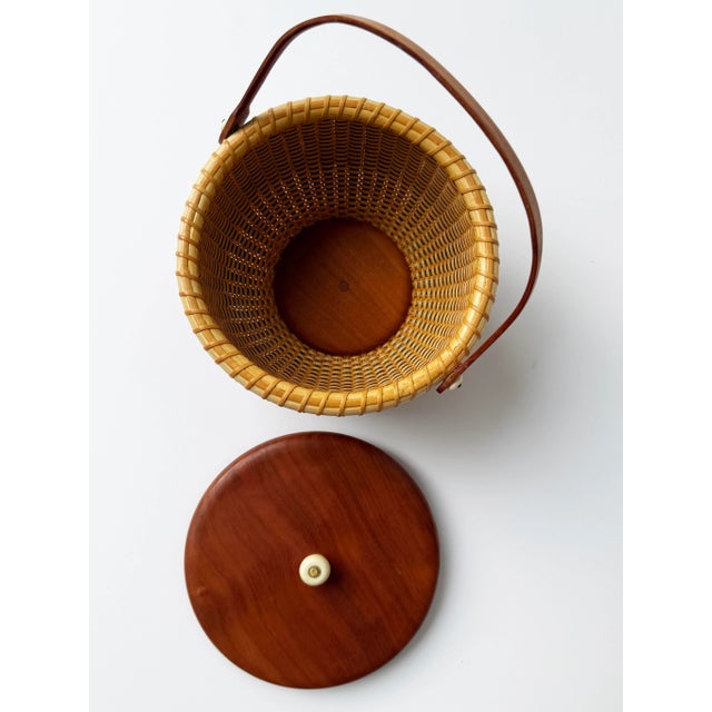 Vintage Signed Nantucket Lightship Basket – Handcrafted With Lid, Bone Handle & Geometric Pattern For Sale - Image 9 of 9