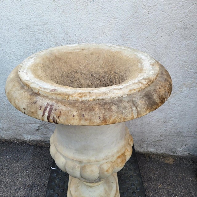 Late 18th Century Medici Vase in White Marble For Sale - Image 10 of 17