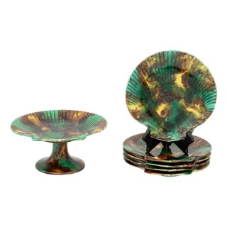 Mid 20th Century Wedgwood Shell-Form Centerpiece and Five Plates For Sale