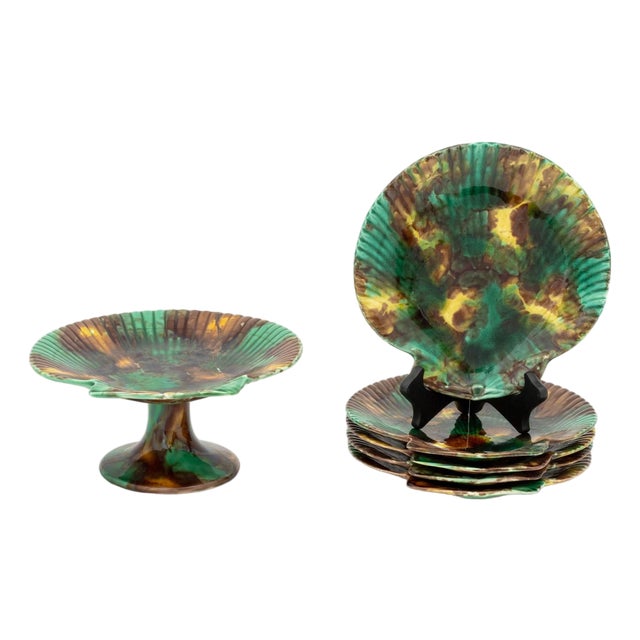 Wedgwood Shell-Form Centerpiece and Five Plates For Sale