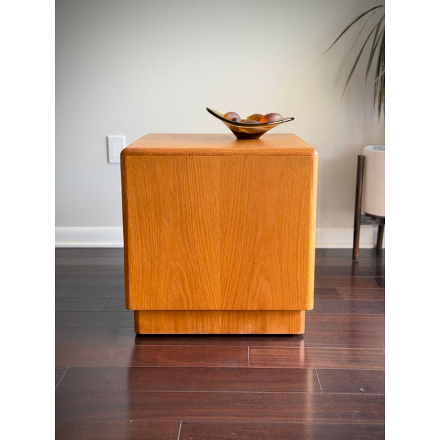 Vintage Waterfall Oak Cube Side Table Pedestal End Table in the Style of Dunbar and Milo Baughman For Sale - Image 4 of 11