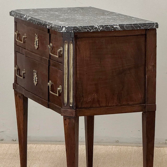 19th Century French Louis XVI Directoire Mahogany Marble Top Commode With Brass Accents For Sale - Image 11 of 18