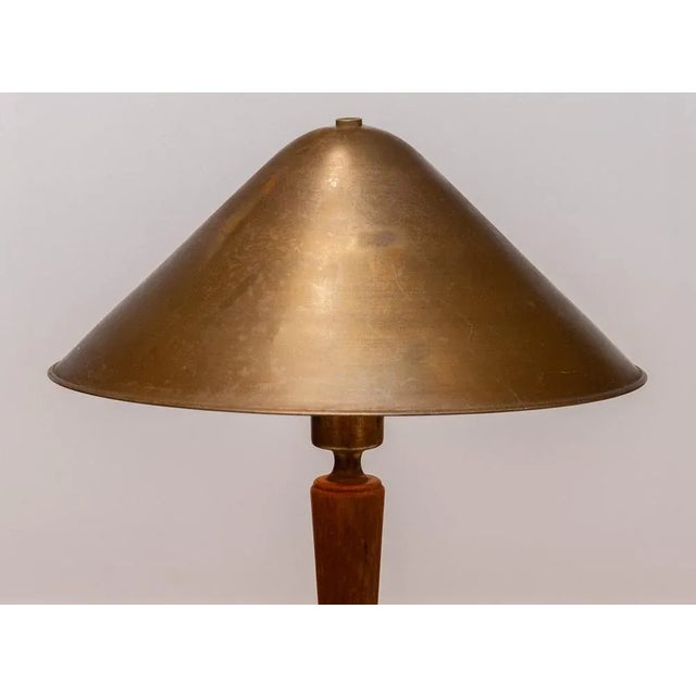 Brass and Elm Table Lamp in the style of Harald Elof Notini for Böhlmarks, 1940s For Sale - Image 3 of 11