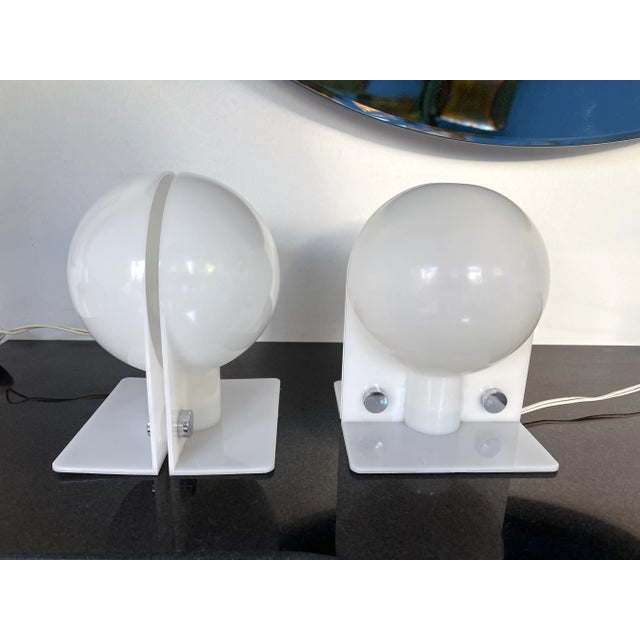 Pair of Lucite Lamps Sirio by Brazzoni Lampa for Harvey Guzzini. Italy, 1970s For Sale - Image 6 of 13