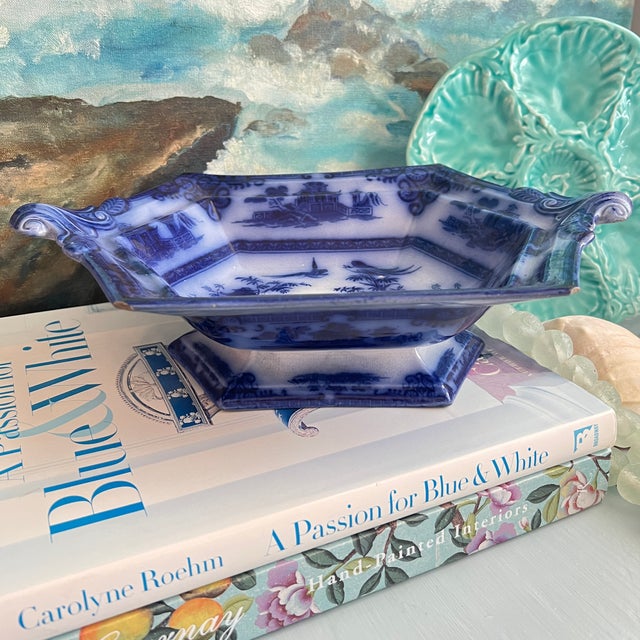 Chinoiserie Antique Flow Blue Hexagon Rimmed Pedestal Bowl For Sale - Image 3 of 18