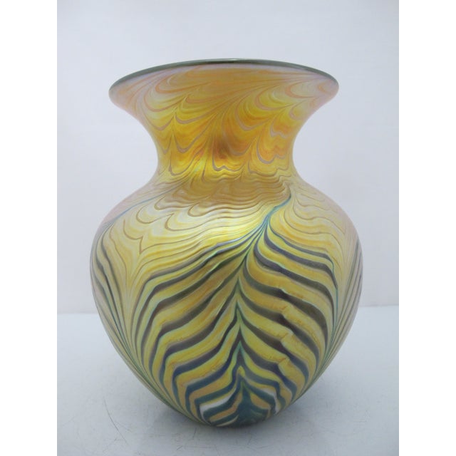 Lundberg Studios Moire Fern Heart Pulled Feather Iridescent Gold Art Glass Vase For Sale In Portland, OR - Image 6 of 13