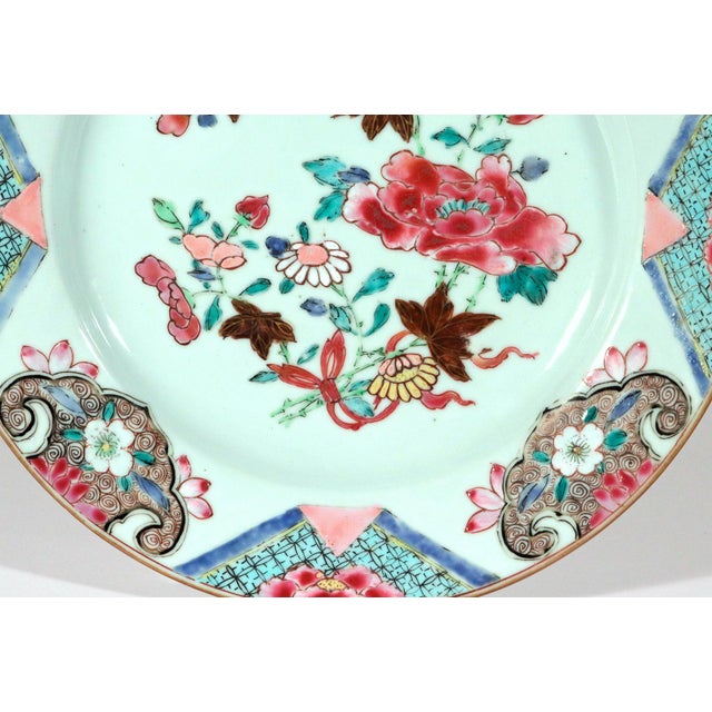 Chinese Chinese Export Porcelain Famille Rose Plate With Ribbon-Tied Peony Bouquet For Sale - Image 3 of 8