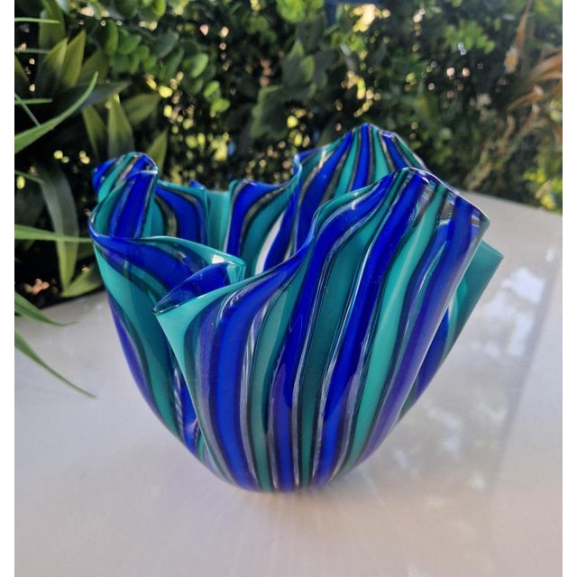 Mid 20th Century Murano Art Glass Bowl – Iconic Fazzoletto Form in Cobalt & Turquoise Stripes, Attributed to Fulvio Bianconi. For Sale - Image 5 of 6