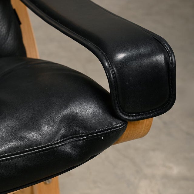Set of Vintage Siesta Lounge Chair and Ottoman in Naturel Oak and Black Leather by Ingmar Relling for Westnofa, 2000s For Sale - Image 10 of 18