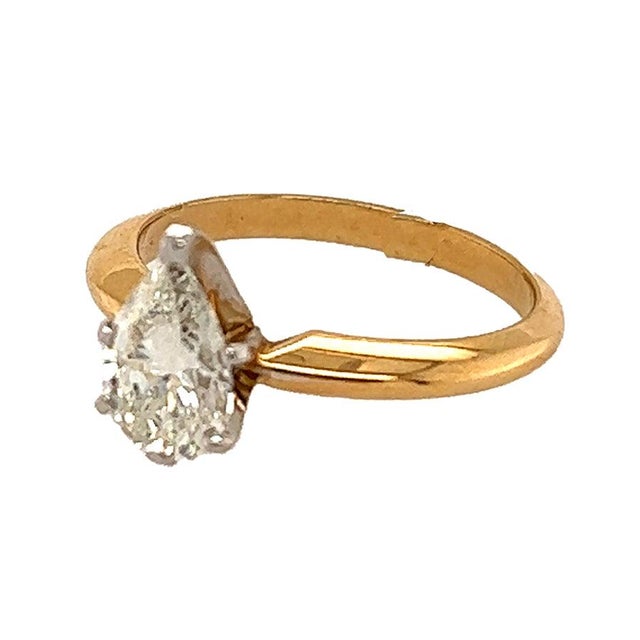 14k Ring with one GIA certified 1.09 I color VS1 clarity pear shape diamond. 3.06 grams size 6