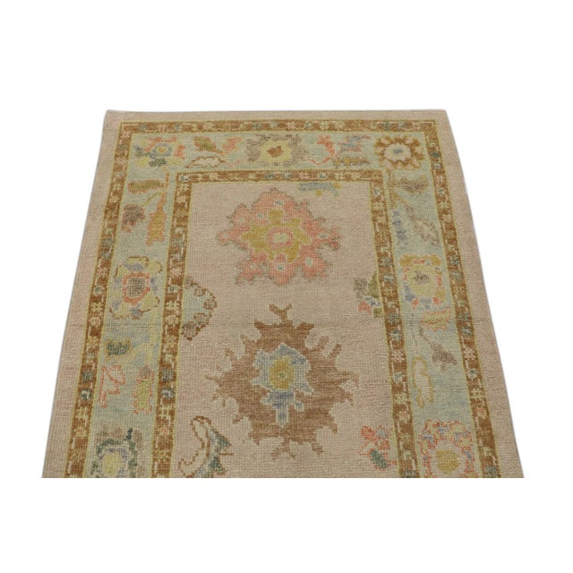 This modern Turkish Oushak rug is a stunning piece of art that has been handwoven using traditional techniques by skilled...