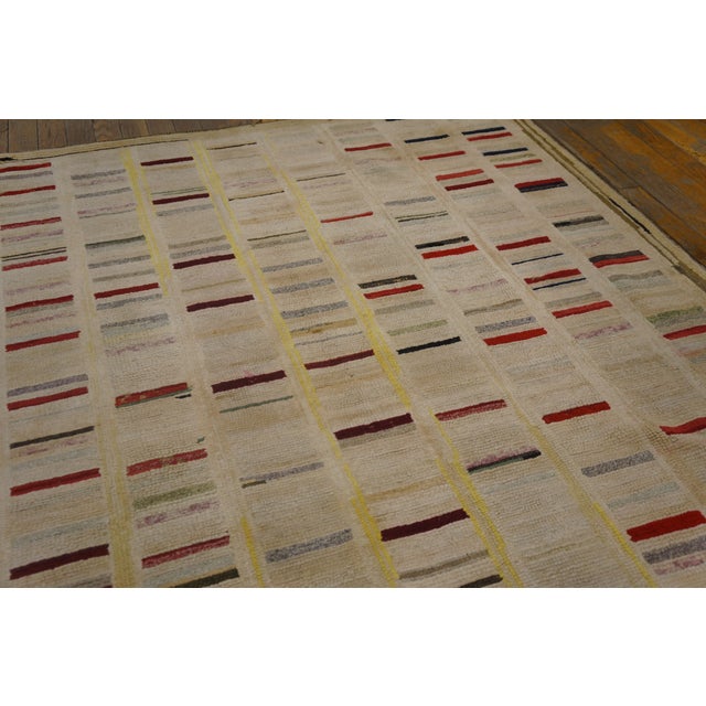 1920s Tan Ecru Stripe Folk Art Antique American Hooked Rug 4'8" X 6'6" Woven Wool Carpet For Sale - Image 9 of 10