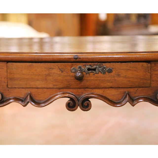 18th Century French Louis XV Walnut Bow-Front Side Table Desk With Drawer For Sale - Image 4 of 17