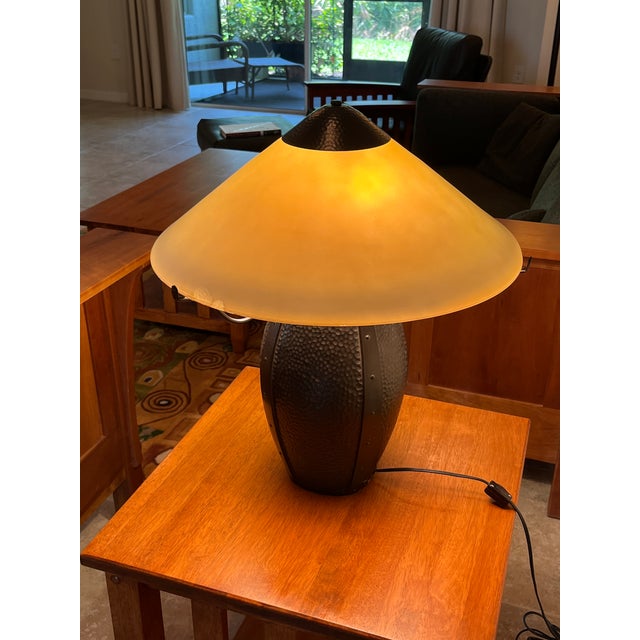 Metal 1990s Mission Style Arts and Crafts Hammered Bronze Metal Amber Light Table Lamp For Sale - Image 7 of 9